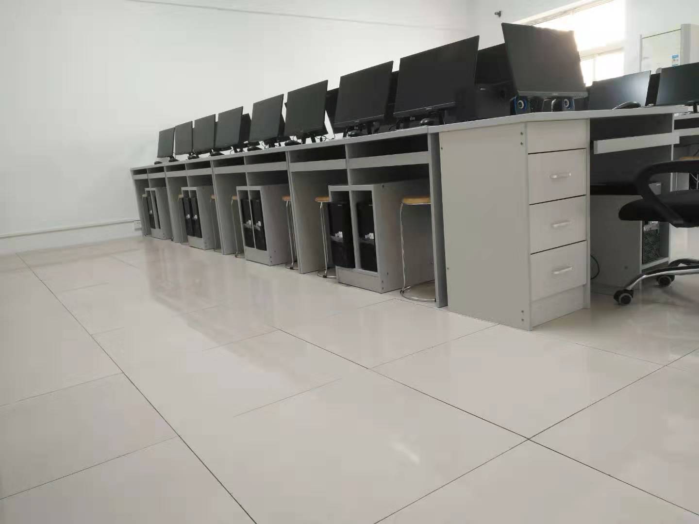 西安雁塔七小陶瓷防靜電地板項(xiàng)目