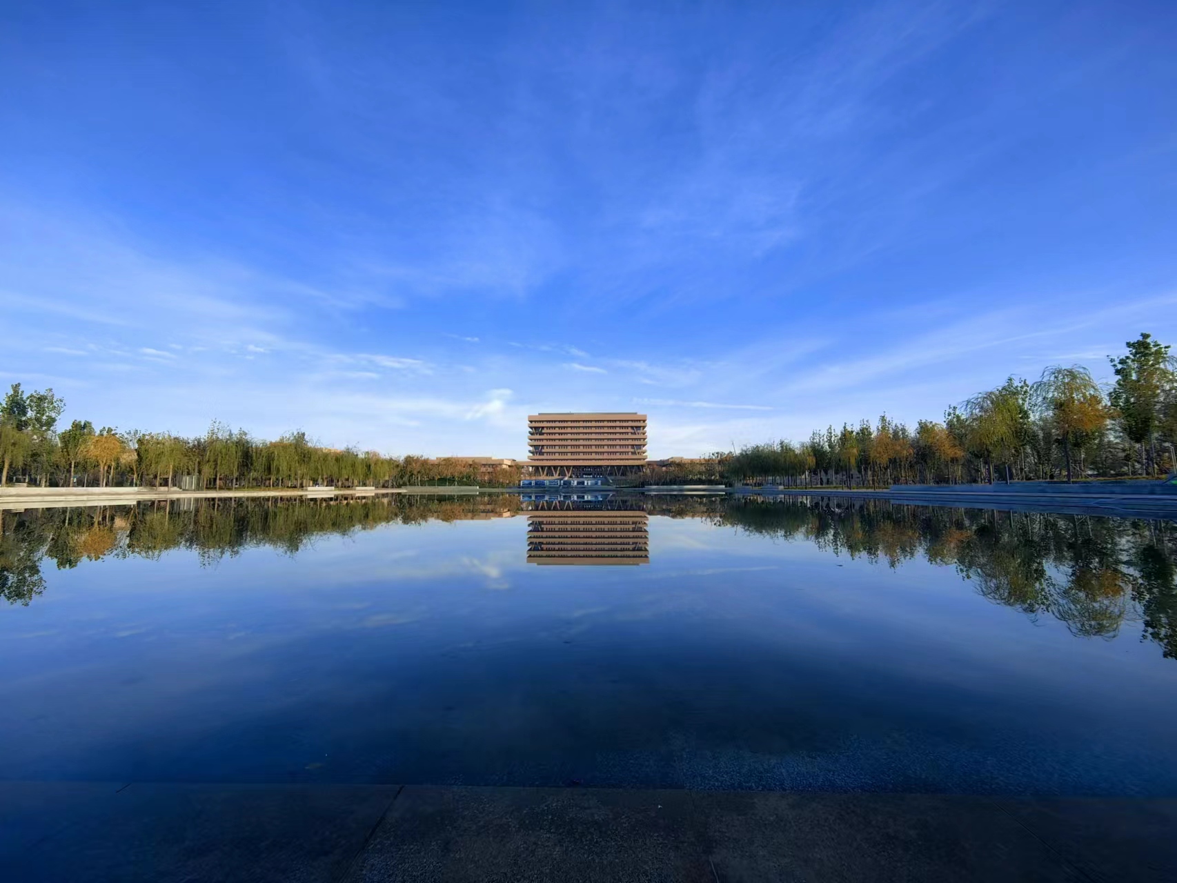 新疆塔里木大學(xué)5000平方陶瓷防靜電地板安裝